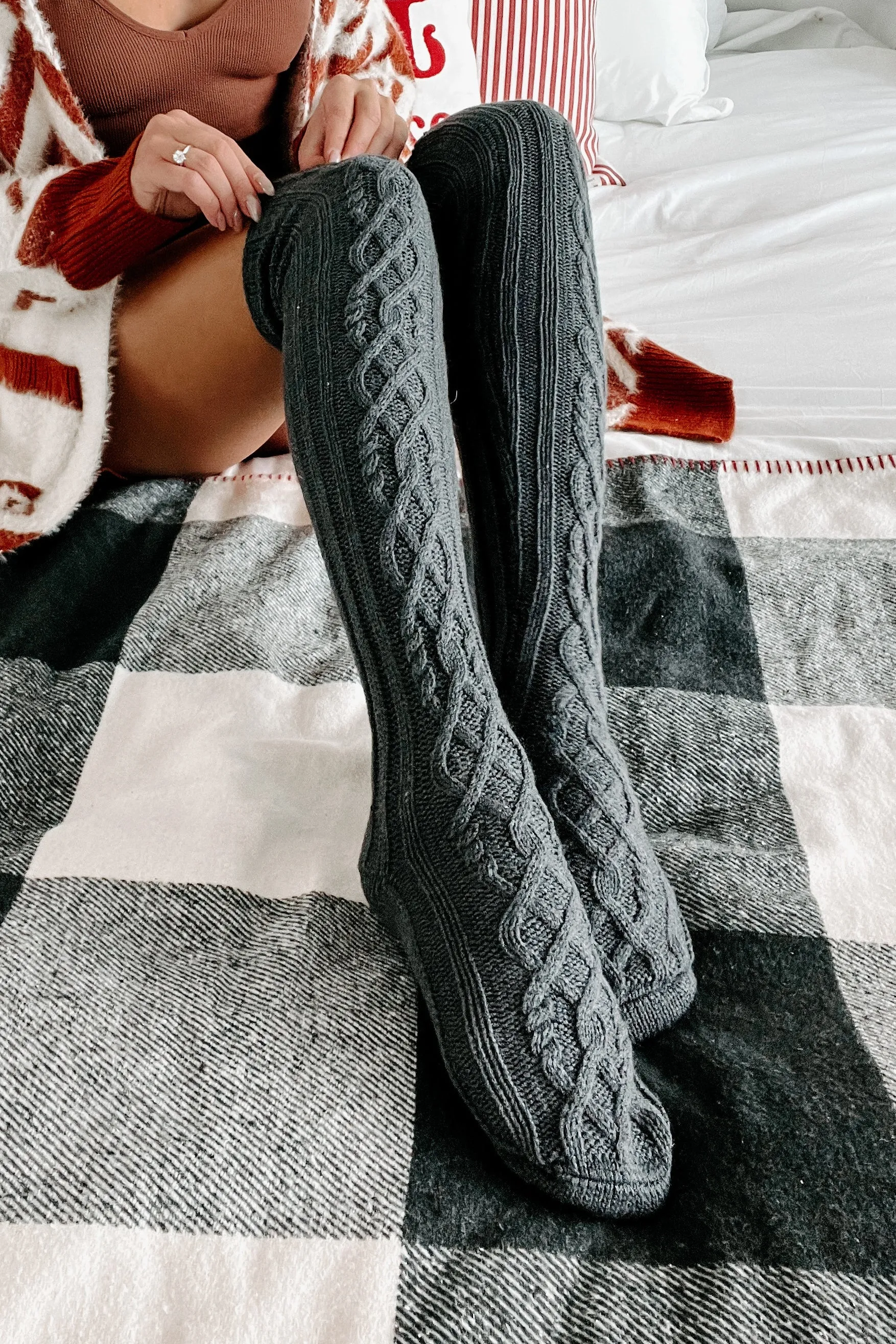 Toasty Toes Knee-High Cable Knit Socks (Gray)