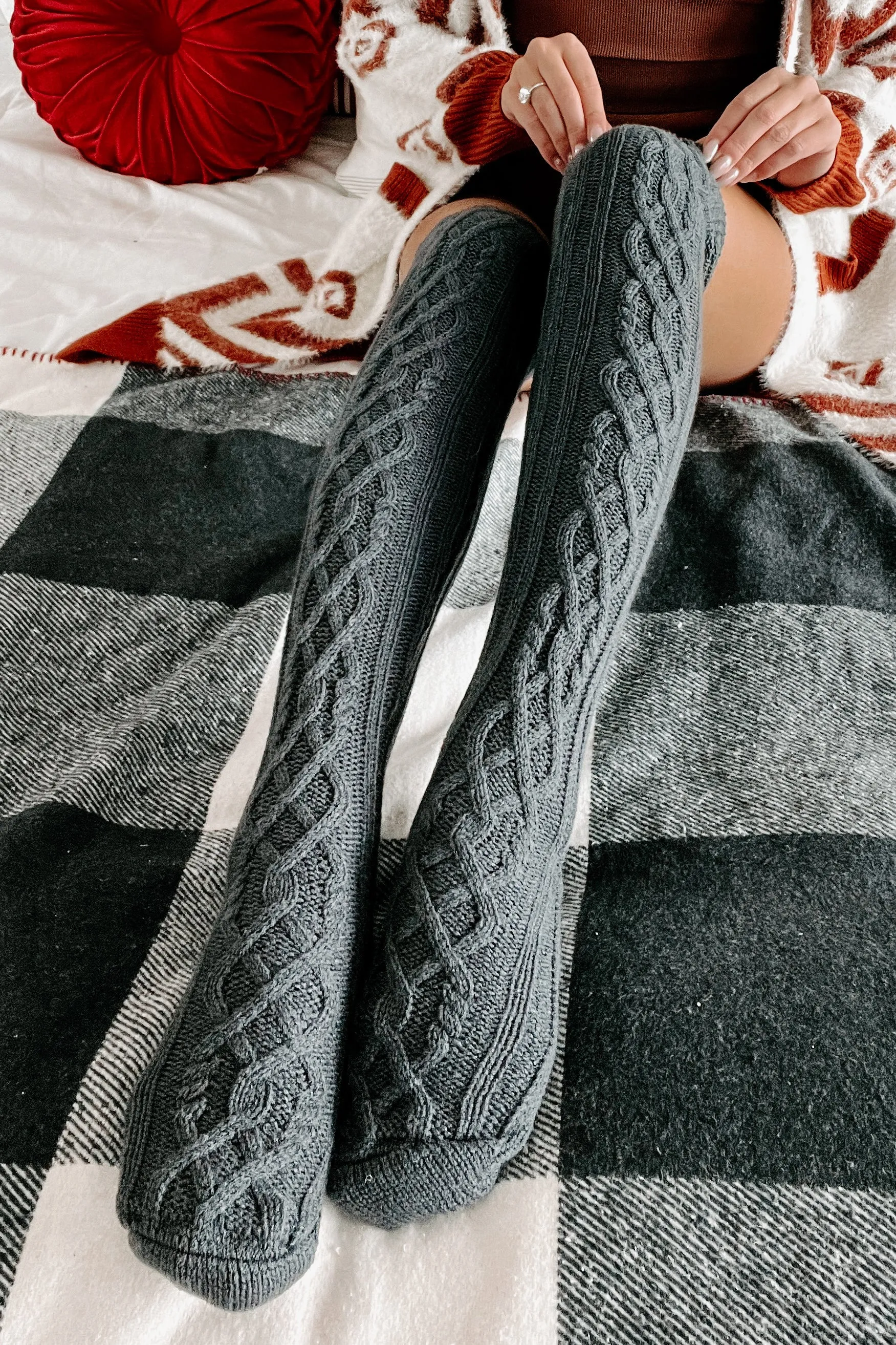 Toasty Toes Knee-High Cable Knit Socks (Gray)
